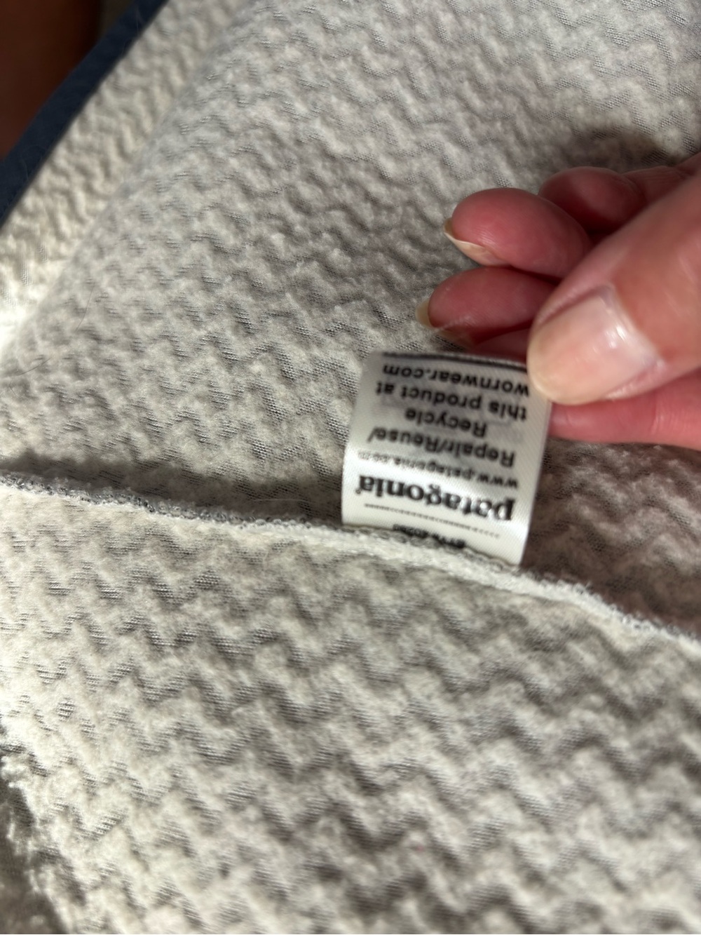 Patagonia Women’s Cream and Slate/Navy Patterned Full-Zip Teddy Jacket - Picture 8 of 10